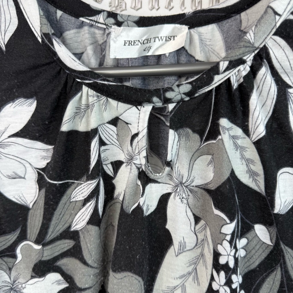French twist tank top floral keyhole flowers Monochrome Floral Sleeveless Blouse - Picture 7 of 11